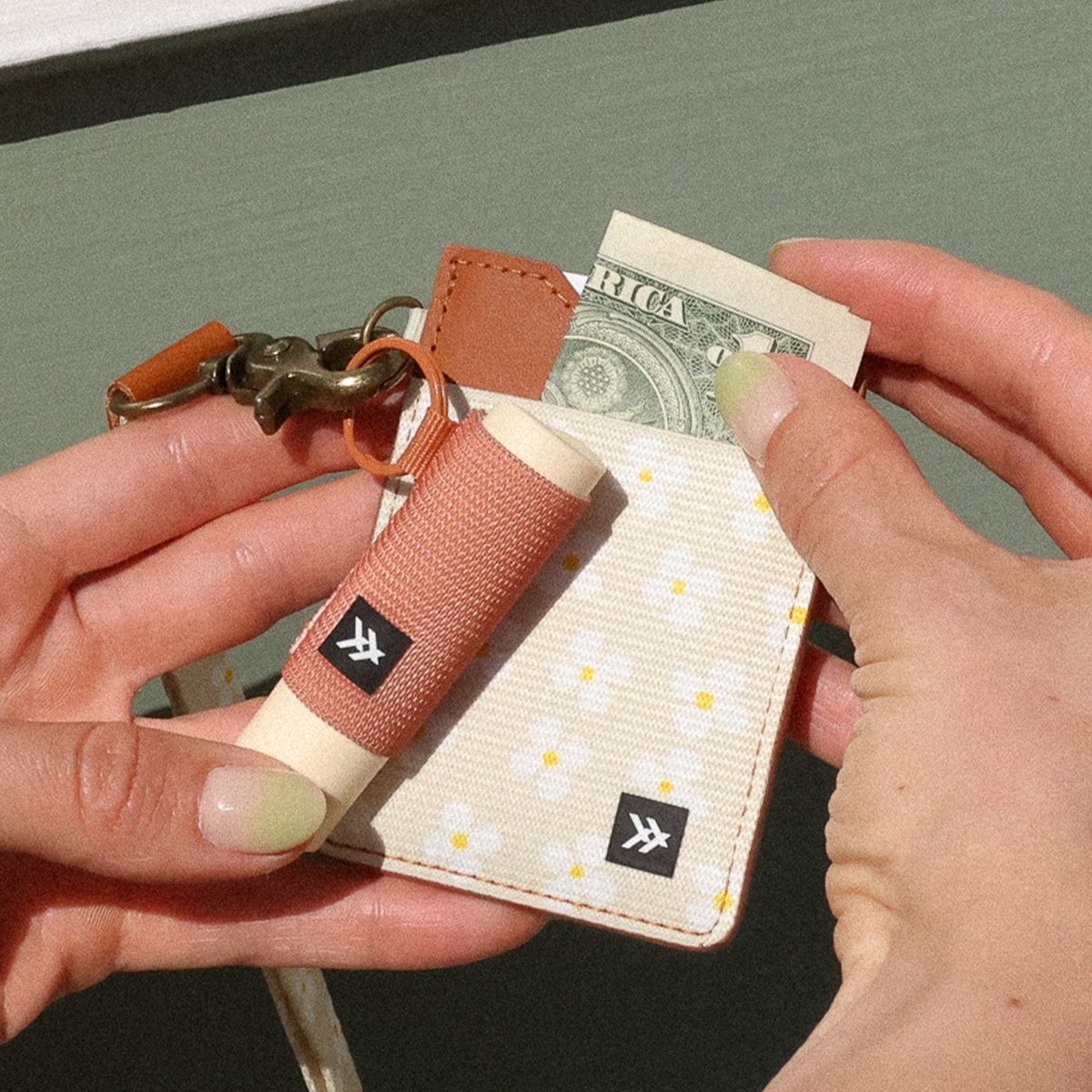 Luna Beige | Vertical Leather Wallet | RFID-Protected Leather | Thread ...