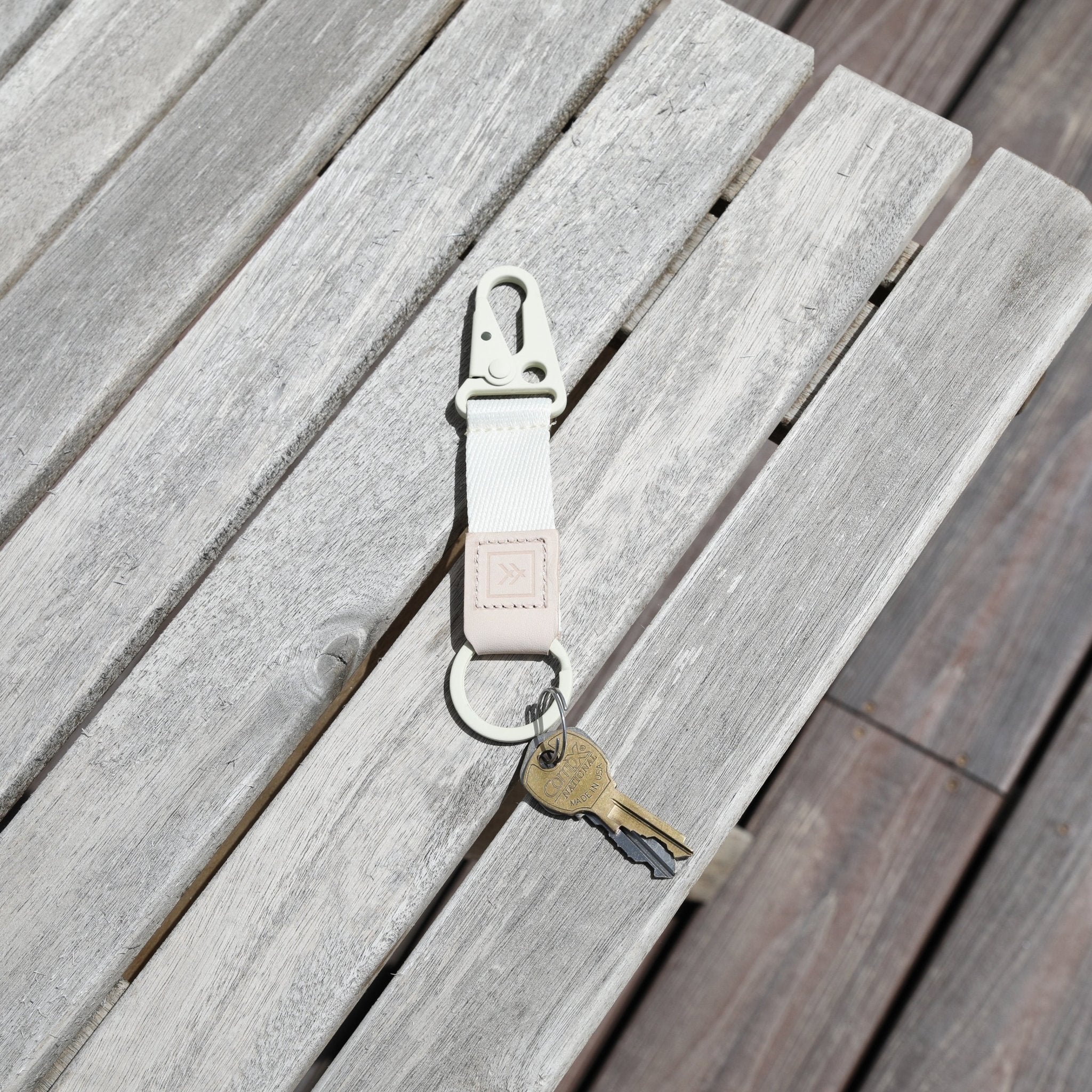 ec melodi leather key clip white カラビナ Leather Key Clip – Friday & River